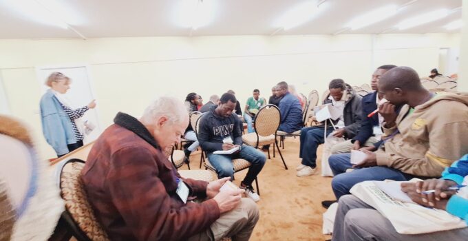 Rumana esperantistino faris kursojn dum la UK en Tanzanio